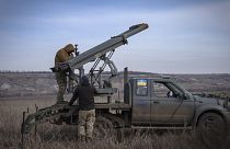 Ukrán katonák többszörös kilövésű rakéta indítására készülnek Bahmutnál