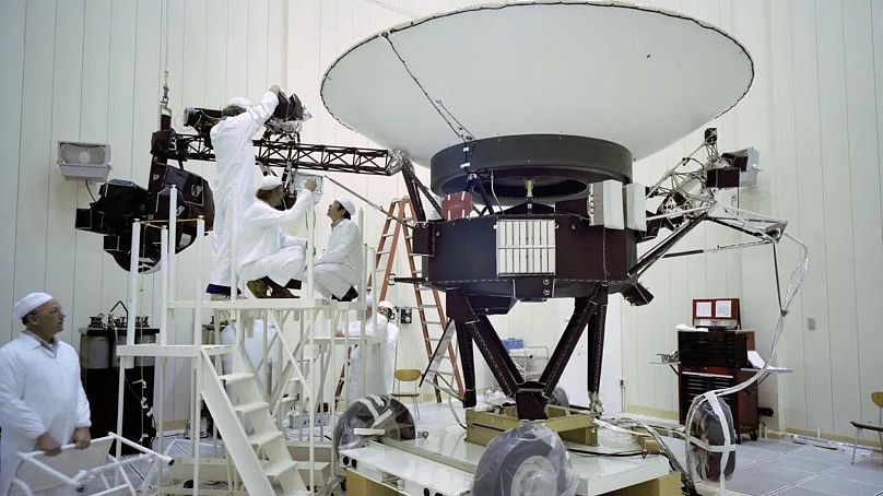 مهندسان ناسا در حال آماده‌سازی وویجر ۲ برای پرتاب در دهه هفتاد میلادی