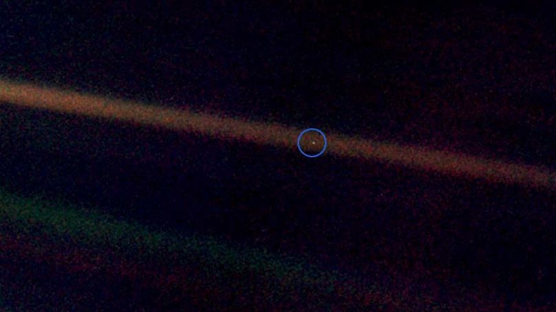 نقطه کمرنگ آبی؛ عکسی که فضاپیمای وویجر ۱ از فاصله ۶ میلیارد کیلومتری از کره زمین گرفت
