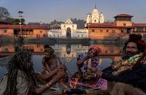 Festival Shivaratri 2024: Sacerdotes hindus fumam marijuana enquanto os devotos celebram