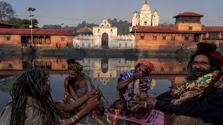 رجال الدين الهندوس من الهند يدخنون الماريجوانا على ضفة نهر باجماتي خلال مهرجان مها شيفاراتري