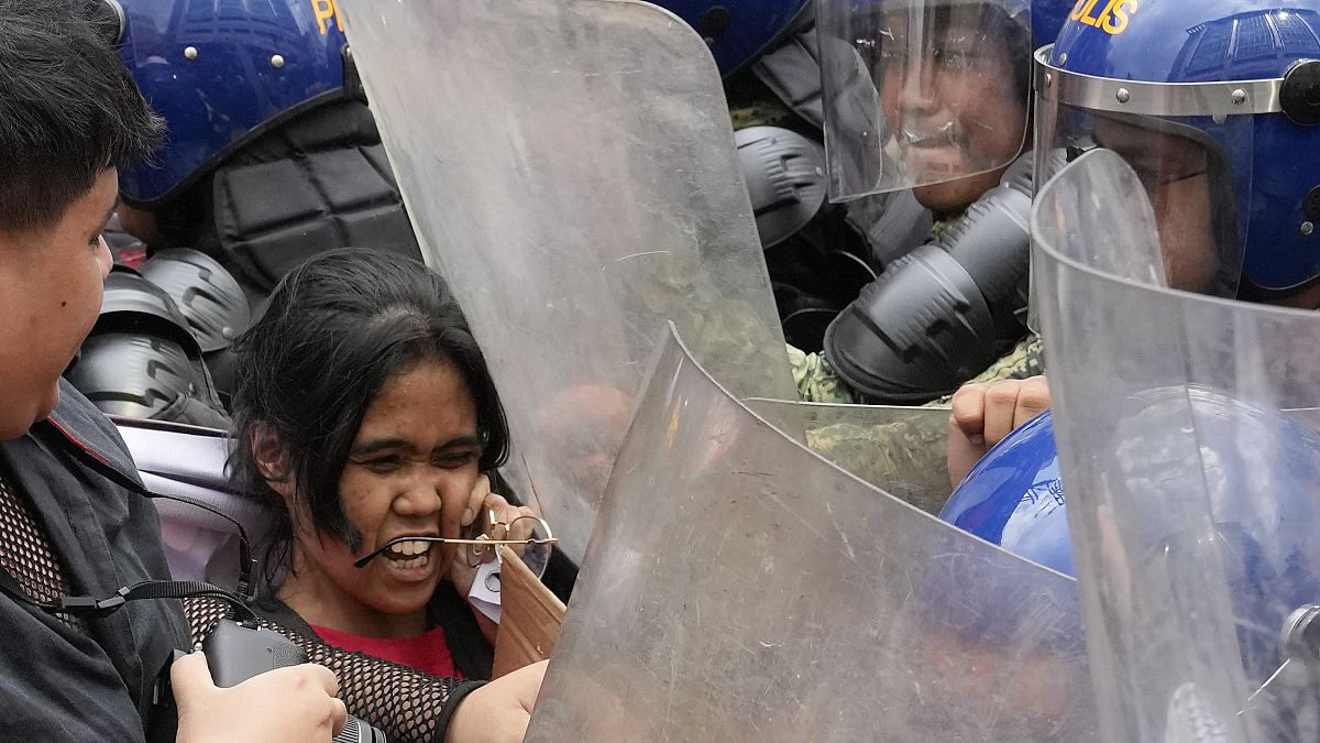 Dia Internacional da Mulher fica marcado por violência em protestos nas Filipinas 