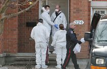 أعضاء مكتب الطبيب الشرعي يقفون خارج مكان جريمة القتل حيث تم العثور على ستة أشخاص ميتين في بارهافن