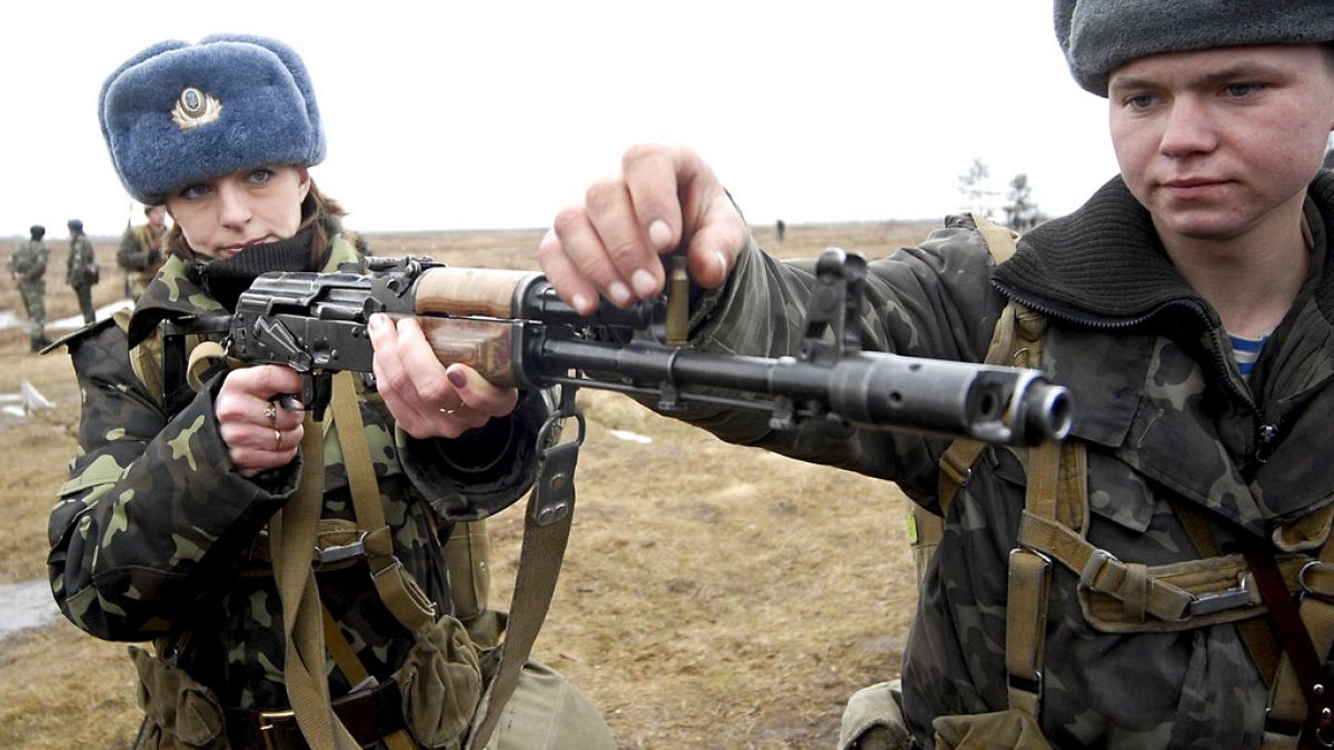 Жените войници трябва да се бият, за да стигнат до фронтовата линия в Украйна