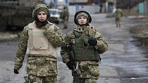 Symbolbild: Soldatinnen der ukrainischen Regierungsarmee patrouillieren am Mittwoch, 24. Dezember 2014, in der Ortschaft Debaltseve in der Region Donezk in der Ostukraine.