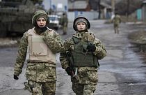 Symbolbild: Soldatinnen der ukrainischen Regierungsarmee patrouillieren am Mittwoch, 24. Dezember 2014, in der Ortschaft Debaltseve in der Region Donezk in der Ostukraine.