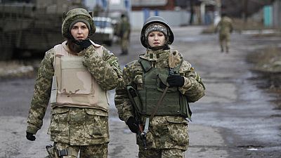 Symbolbild: Soldatinnen der ukrainischen Regierungsarmee patrouillieren am Mittwoch, 24. Dezember 2014, in der Ortschaft Debaltseve in der Region Donezk in der Ostukraine.