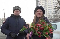 الجيش والشرطة الروسيان يقدمان الزهور للنساء في يوم المرأة العالمي.