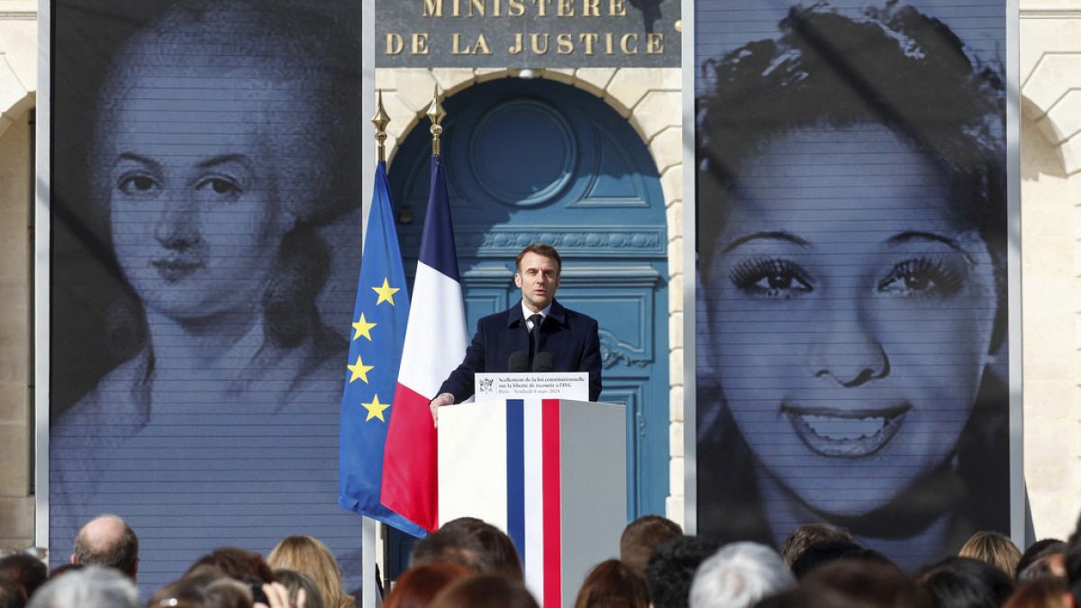 Emmanuel Macron az abortuszjog ünnepélyes alkotmányba iktatásán Párizsban
