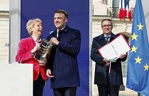Claudine Monteil und Emmanuel Macron nehmen einer Zeremonie zur Verankerung des Abtreibungsrechts in der französischen Verfassung, am 8. März 2024.