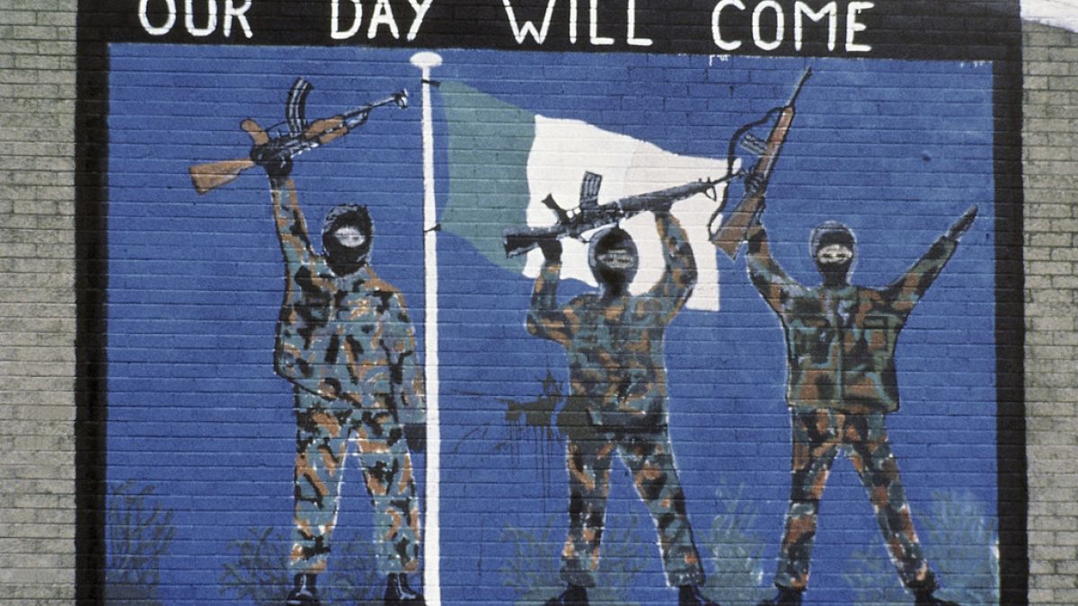 İrlanda Cumhuriyet Ordusunu destekleyen bir duvar resmi Kasım 1985'te Kuzey İrlanda'nın Belfast kentinin Katolik bölgesinde görülüyor.