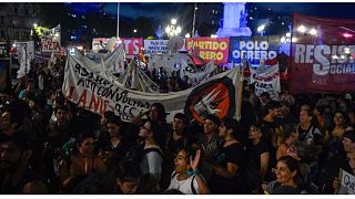 مظاهرات في الأرجنتين ضد خطة ميلي الاقتصادية 