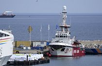 Segéylszállítmányt pakolnak az Open Arms segélyszervezet hajójára Larnaca kikötőjében. 