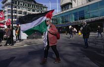 متظاهرة تحمل العلم الفلسطيني في لندن. 2024/03/09