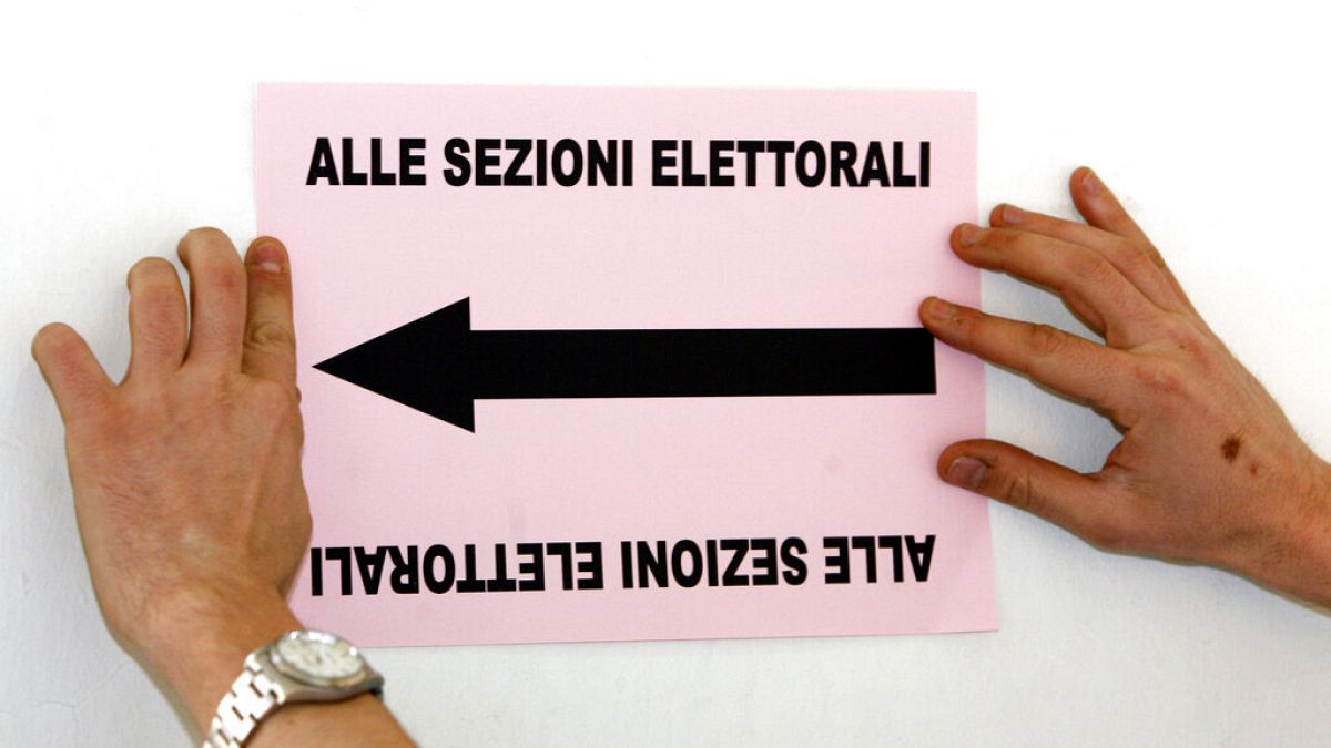 Cartello in un seggio elettorale