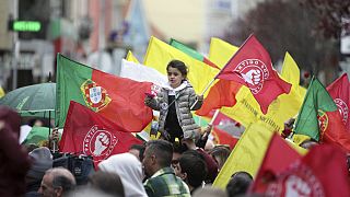 Kind mit einer Blume und einer Flagge der Sozialistischen Partei bei einer Wahlkamveranstaltungh der Sozialistischen Partei, Lissabon, 8. März 2024