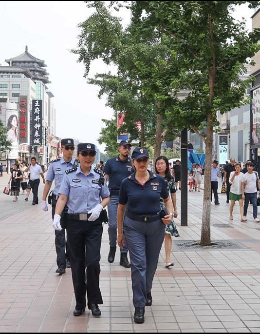 Olasz rendőrök Peking utcáin, 2019 júniusában