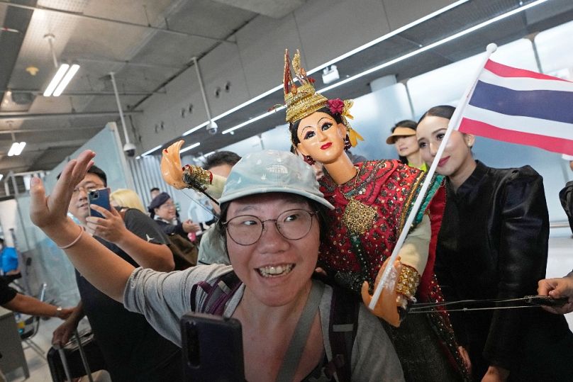 Thaiföldre érkező kínai turisták ünneplik, hogy ideiglenesen vízummentesen látogathatnak az országba, 2023 szeptemberében