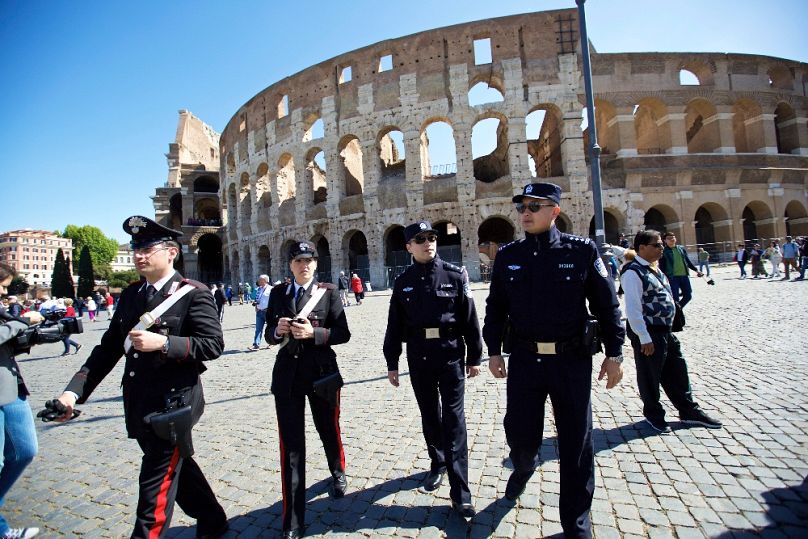 Kínai rendőrök a római Colosseum előtt, 2016 májusában
