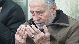 فلسطيني يصلي في مسجد في رام الله. 2024/03/09