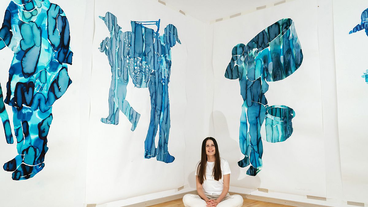 Руска художничка в изгнание Катя Муромцева рисува историите на жени имигранти в Дубай