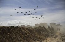 A Força Aérea dos Estados Unidos lança ajuda humanitária aos palestinianos na Cidade de Gaza, Faixa de Gaza, no sábado, 9 de março de 2024.
