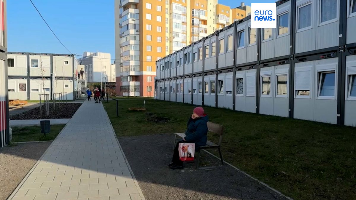 900 personnes déplacées par l'invasion russe, ont trouvé un nouveau logement dans des installations temporaires gérées par la municipalité locale.