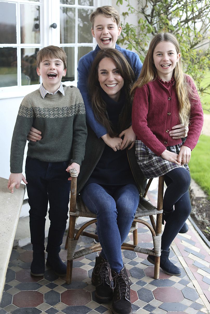 Das vom Kensington Palace veröffentlichte Foto zeigt Kate, Prinzessin von Wales, mit ihren Kindern