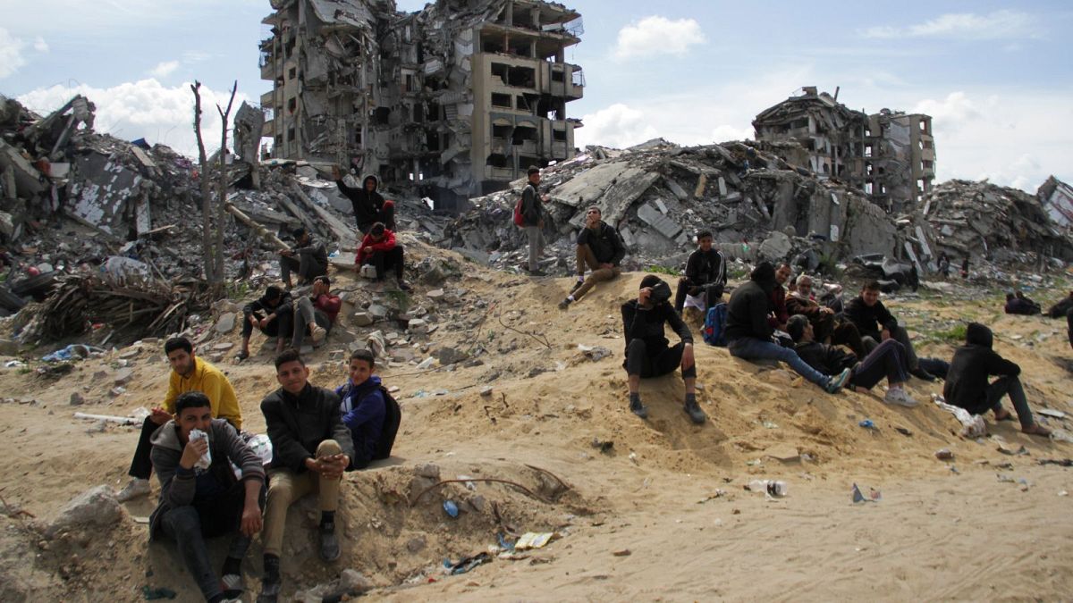 فلسطینیانی که منتظر کمک‌های انسانی در غزه هستند