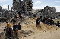 فلسطینیانی که منتظر کمک‌های انسانی در غزه هستند