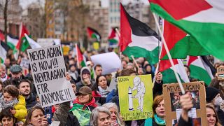 متظاهرون يحتجون ضد حضور الرئيس الإسرائيلي إسحاق هرتسوغ لافتتاح متحف المحرقة الوطني الجديد في أمستردام. 2024/03/10