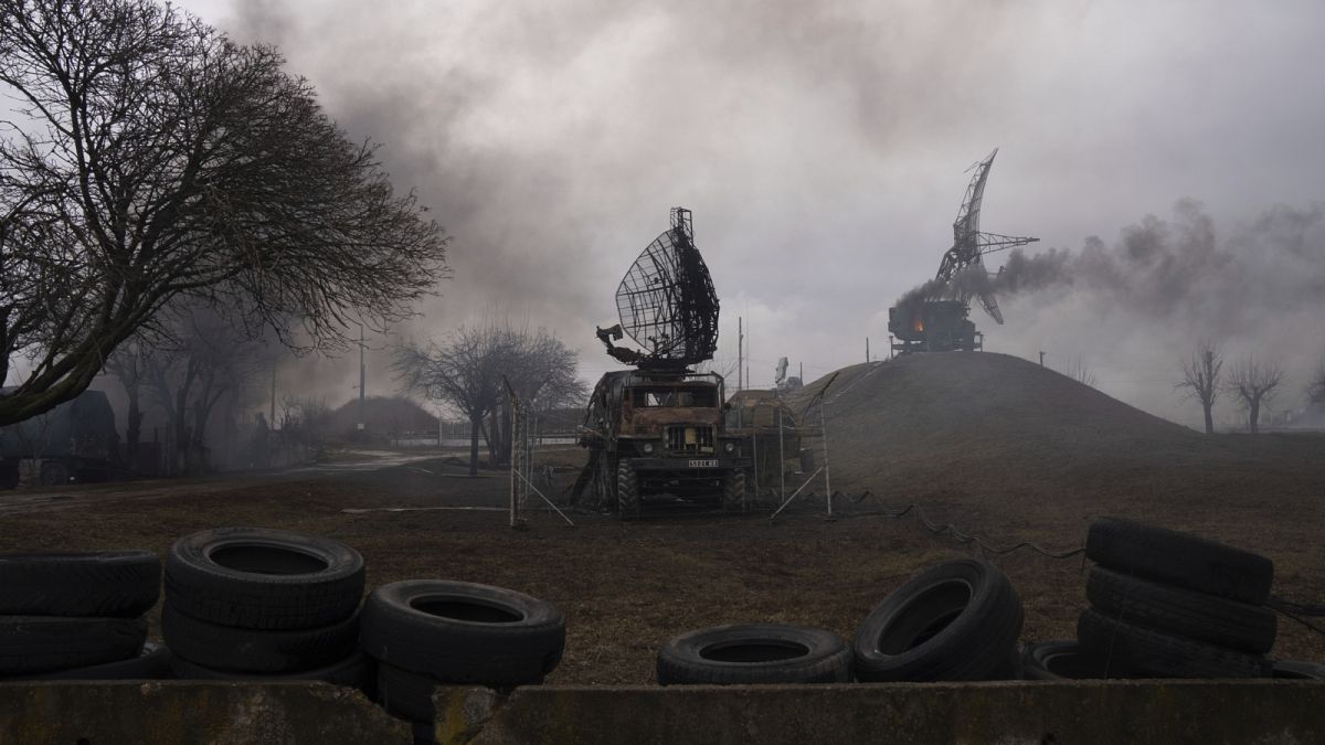 2022, Mariupol: orosz csapás után füst száll fel egy légvédelmi bázisról