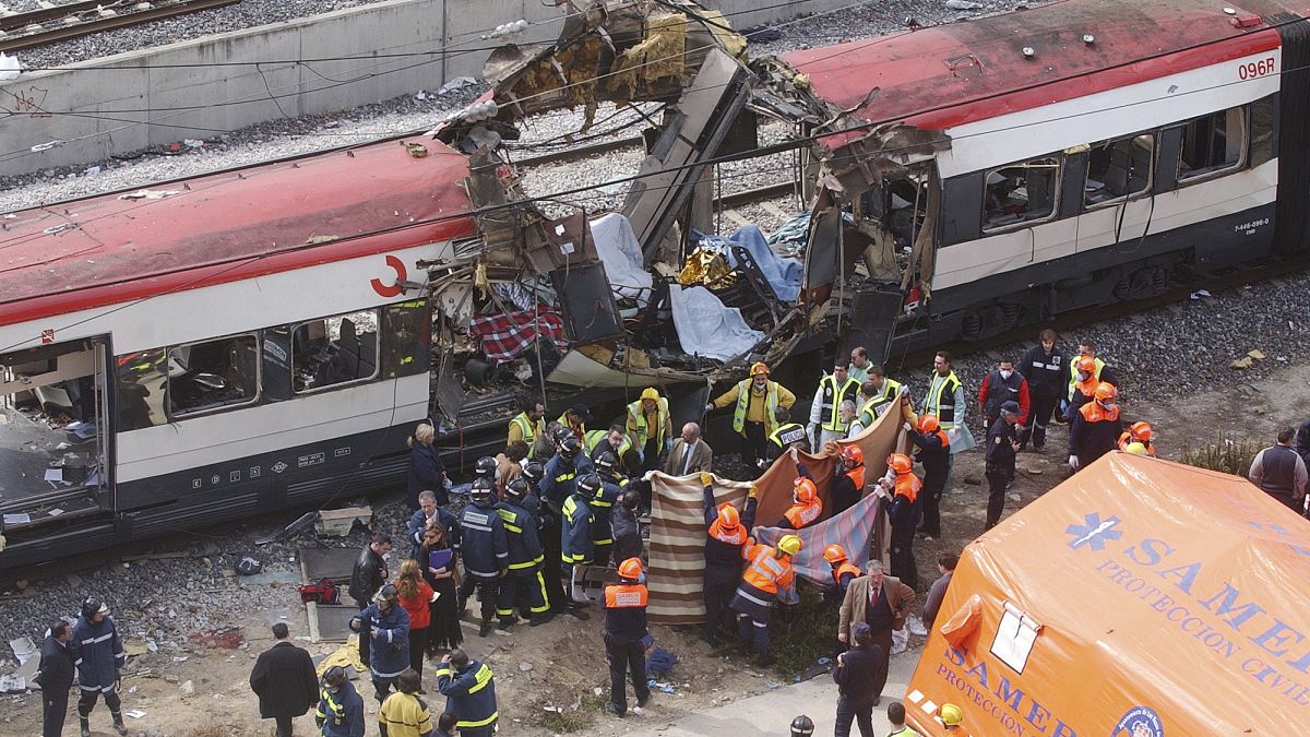 Uno dei treni colpiti a Madrid l'11 marzo 2004