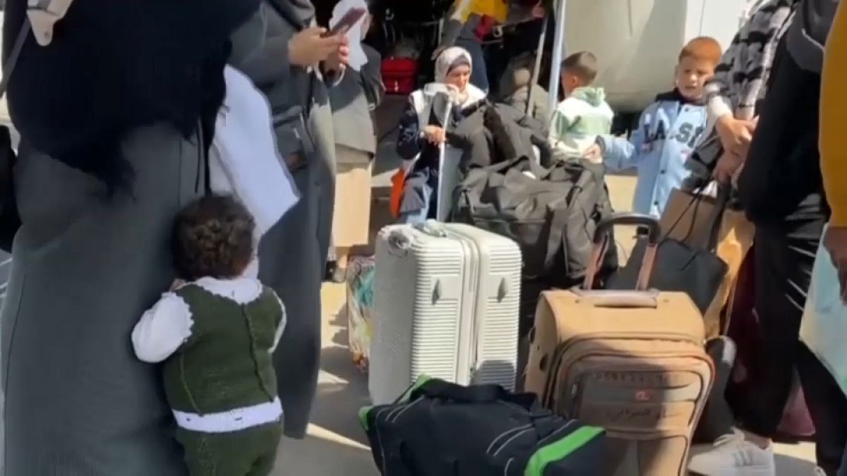 أطفال فلسطينيون في مطار القاهرة بانتظار السفر للعلاج في إيطاليا. 2024/03/110