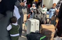 أطفال فلسطينيون في مطار القاهرة بانتظار السفر للعلاج في إيطاليا. 2024/03/110