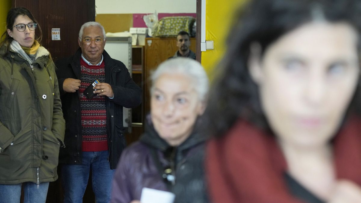 High turnout projections as polls close in Portugal's election thumbnail