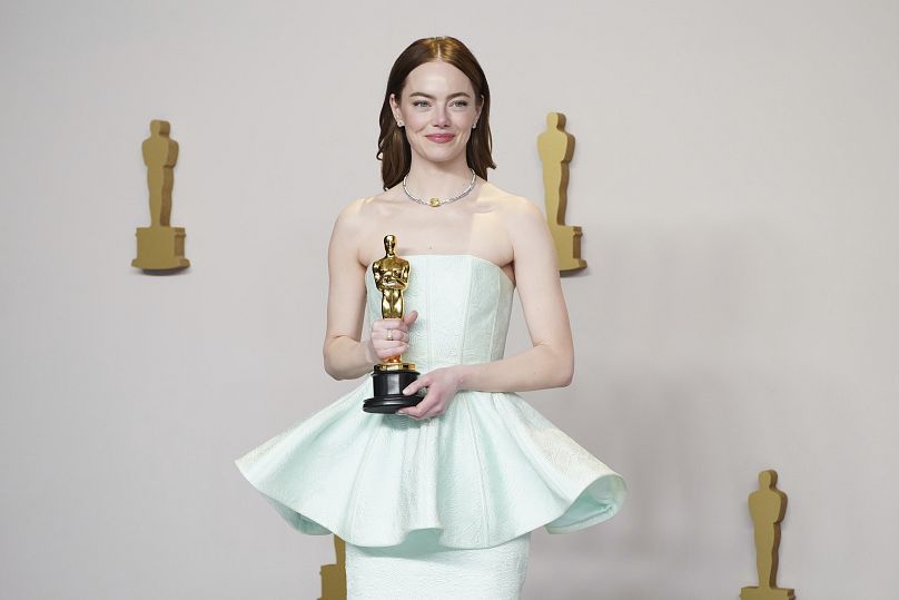 Emma Stone com o Óscar de Melhor Atriz