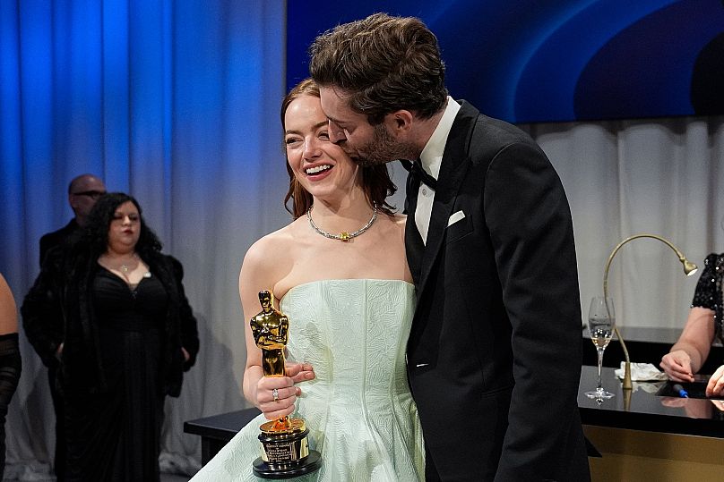 Эмма Стоун и её супруг Дэйв МакКери на Губернаторском балу после церемонии вручения премии "Оскар".