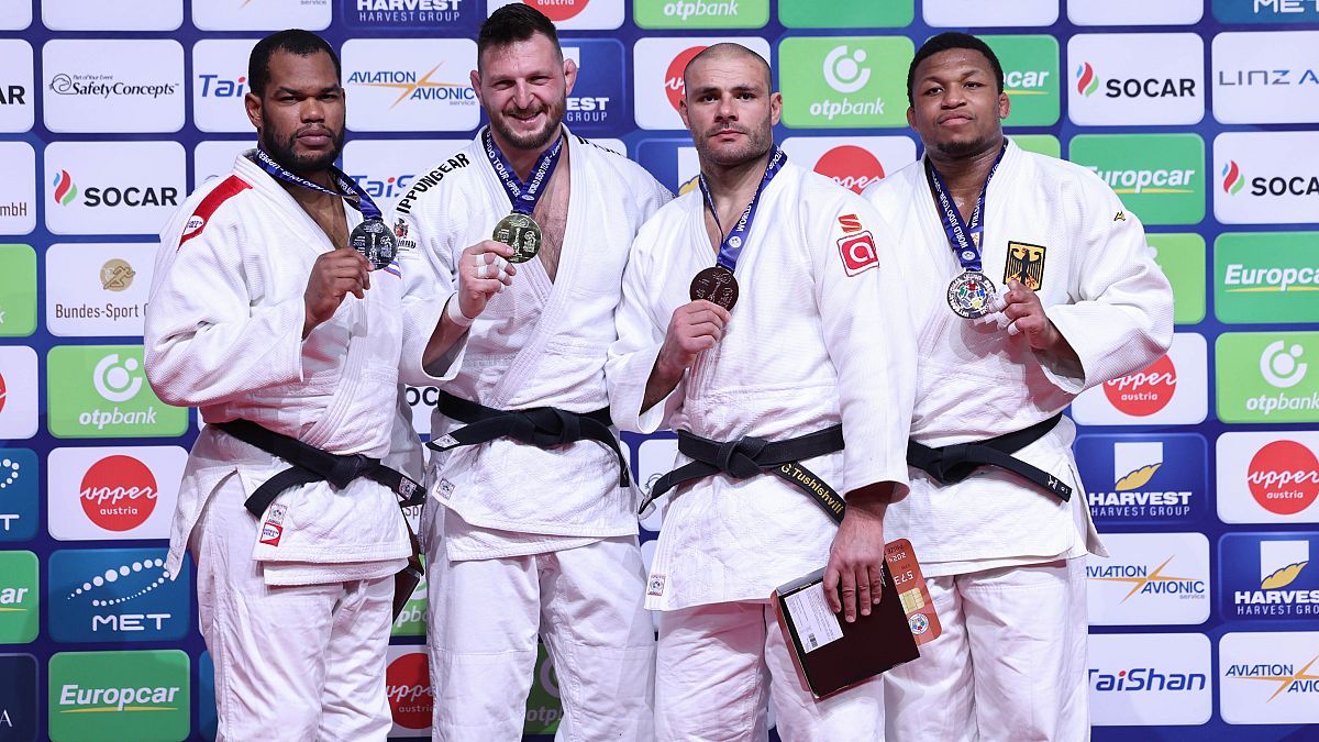 Gli atleti maschili premiati con la medaglia d'oro nel terzo giorno del Grand Prix di judo dell'Alta Austria