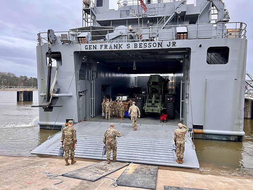  سفينة الجيش الأمريكي (USAV) الجنرال فرانك س. بيسون (LSV-1) من لواء النقل السابع (الاستكشافي)، تستعد لمغادرة قاعدة لانغلي يوستيس المشتركة، فيرجينيا، السبت 9 مارس 2024