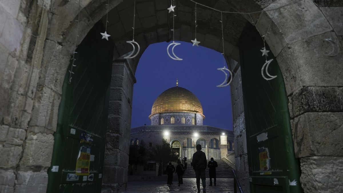 Des fidèles musulmans marchent près du Dôme du Rocher dans l'enceinte de la mosquée Al-Aqsa, dans la vieille ville de Jérusalem, le dimanche 10 mars 2024.