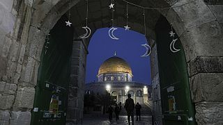 Des fidèles musulmans marchent près du Dôme du Rocher dans l'enceinte de la mosquée Al-Aqsa, dans la vieille ville de Jérusalem, le dimanche 10 mars 2024.