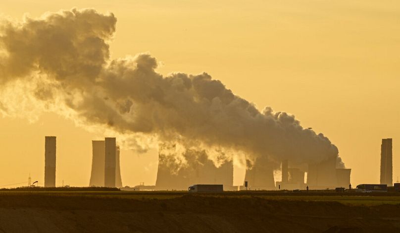 Une centrale électrique brûle du charbon provenant de la mine à ciel ouvert de Garzweiler, près de Luetzerath, dans l'ouest de l'Allemagne, le vendredi 1er octobre 2021.