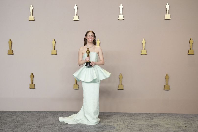 Emma Stone posa in sala stampa con il premio per la migliore interpretazione di un'attrice protagonista per "Poor Things" agli Oscar, domenica 10 marzo 2024