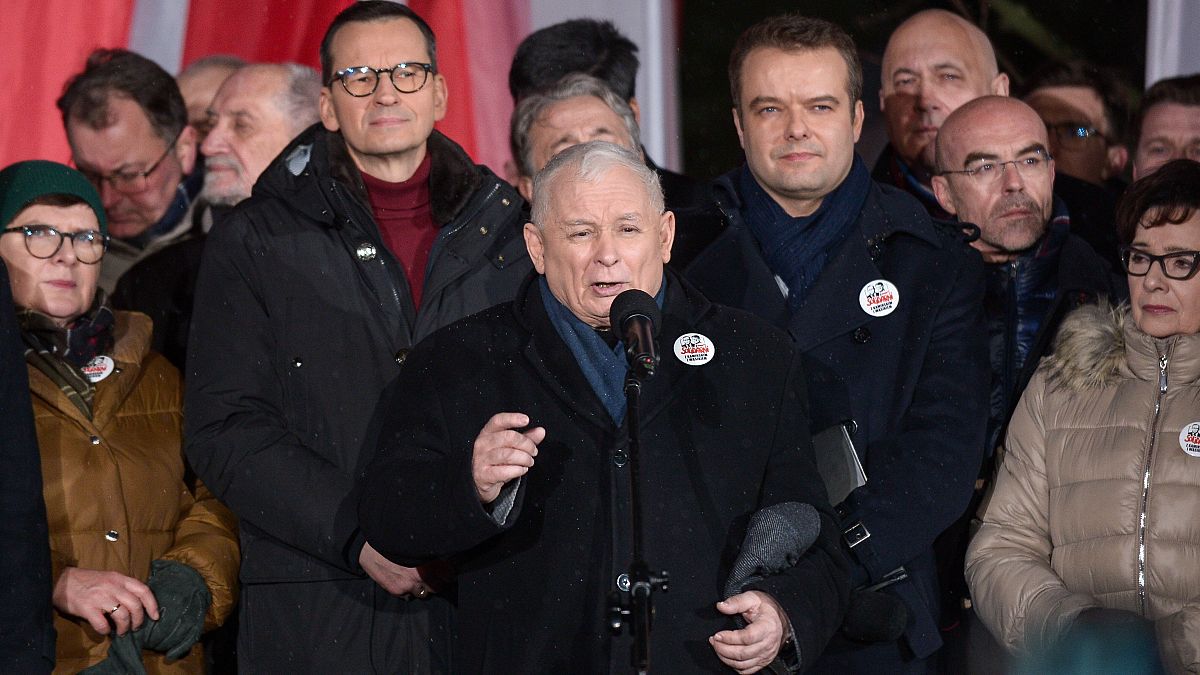 Jaroslaw Kaczynski (középen), a Jog és Igazságosság párt elnöke a tavaly hatalomra került kormány elleni tüntetésen a varsói parlamentnél 2024. január 11-én. 