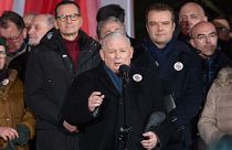 Jaroslaw Kaczynski (középen), a Jog és Igazságosság párt elnöke a tavaly hatalomra került kormány elleni tüntetésen a varsói parlamentnél 2024. január 11-én. 