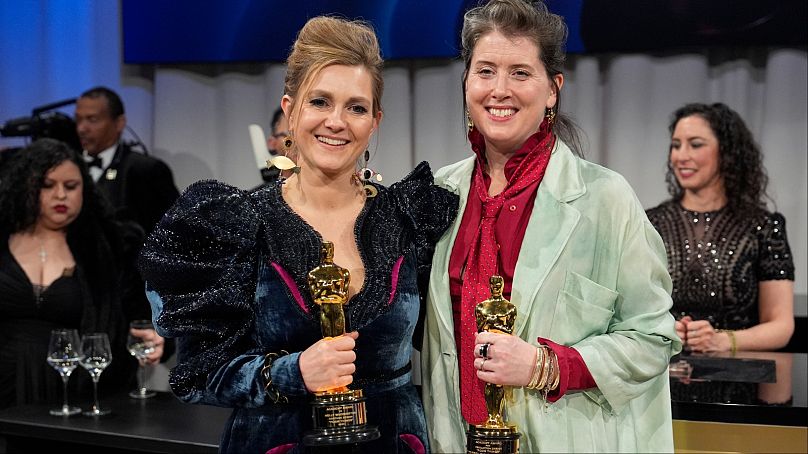 هولي وادينغتون على اليسار، الحائزة على جائزة أفضل تصميم أزياء وشونا هيث، الحائزة على جائزة أفضل تصميم إنتاج لفيلم "كائنات مسكينة"
