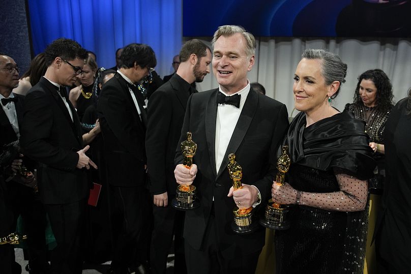 كريستوفر نولان الحائز على جائزتي أفضل مخرج وأفضل فيلم عن "أوبنهايمر" من اليسار، وإيما توماس الحائزة على جائزة أفضل فيلم عن "أوبنهايمر"