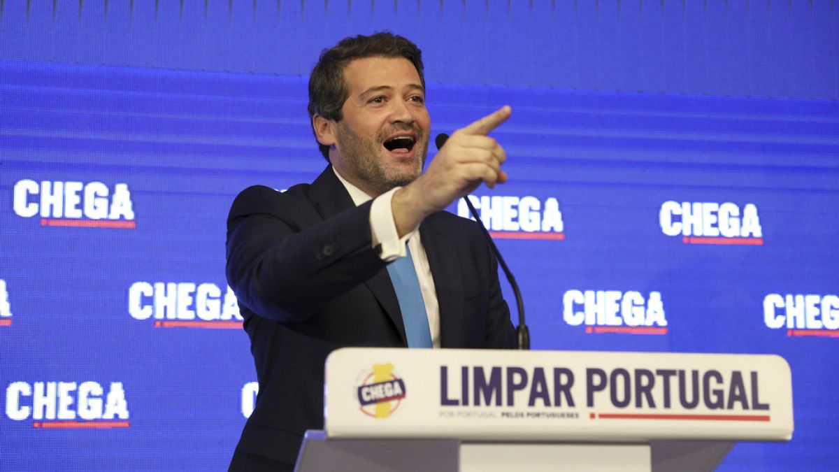 Andre Ventura, Vorsitzender der Chega-Partei, spricht zu seinen Anhängern nach den Ergebnissen der portugiesischen Parlamentswahlen in Lissabon am 11. März 2024.