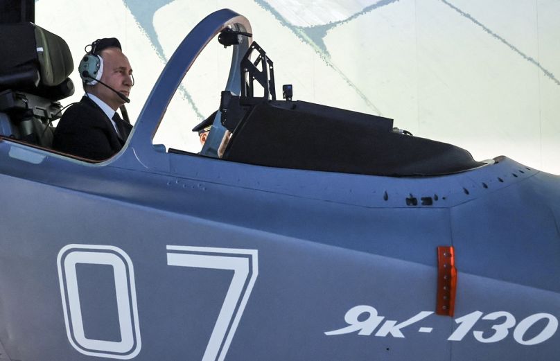 Putin, nükleer bombardıman uçağının kokpitinde uçarken görüntülendi